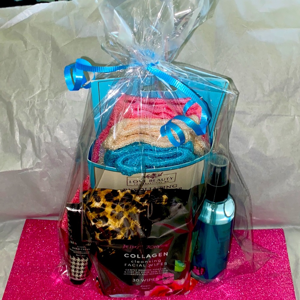 Betsey Johnson Skincare/Body set bundle w addit. 3pc Exfoliating Gloves 🧤